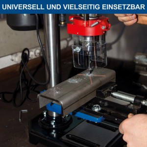 Scheppach DP16VLS Tischbohrmaschine beim Bohren von Metall mit Laser und Schraubstock.
