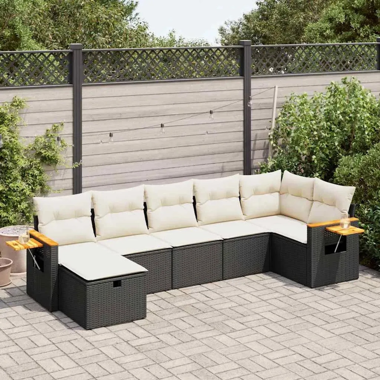 Schwarze 7-tlg. vidaXL Garten-Sofagarnitur aus Poly Rattan mit cremeweißen Kissen.