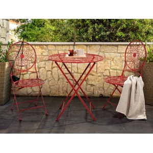 Rotes Metall-Bistro-Set Beliani SCARIO mit Klapptisch und zwei Stühlen, filigrane Muster, auf Terrasse.