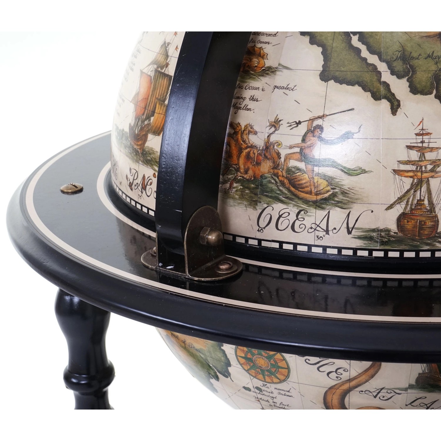 MCW Globusbar A78 Rollbar, Weinregal mit antiker Weltkarte und Gemälde im Inneren.