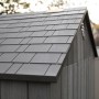 Detailaufnahme: Graues Lifetime Gerätehaus Saturn mit Dachschindeln und Wandstruktur.
