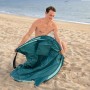 Pavillo Pop-Up Strandmuschel Beach Quick 2 Tent beim Aufbau am Strand.