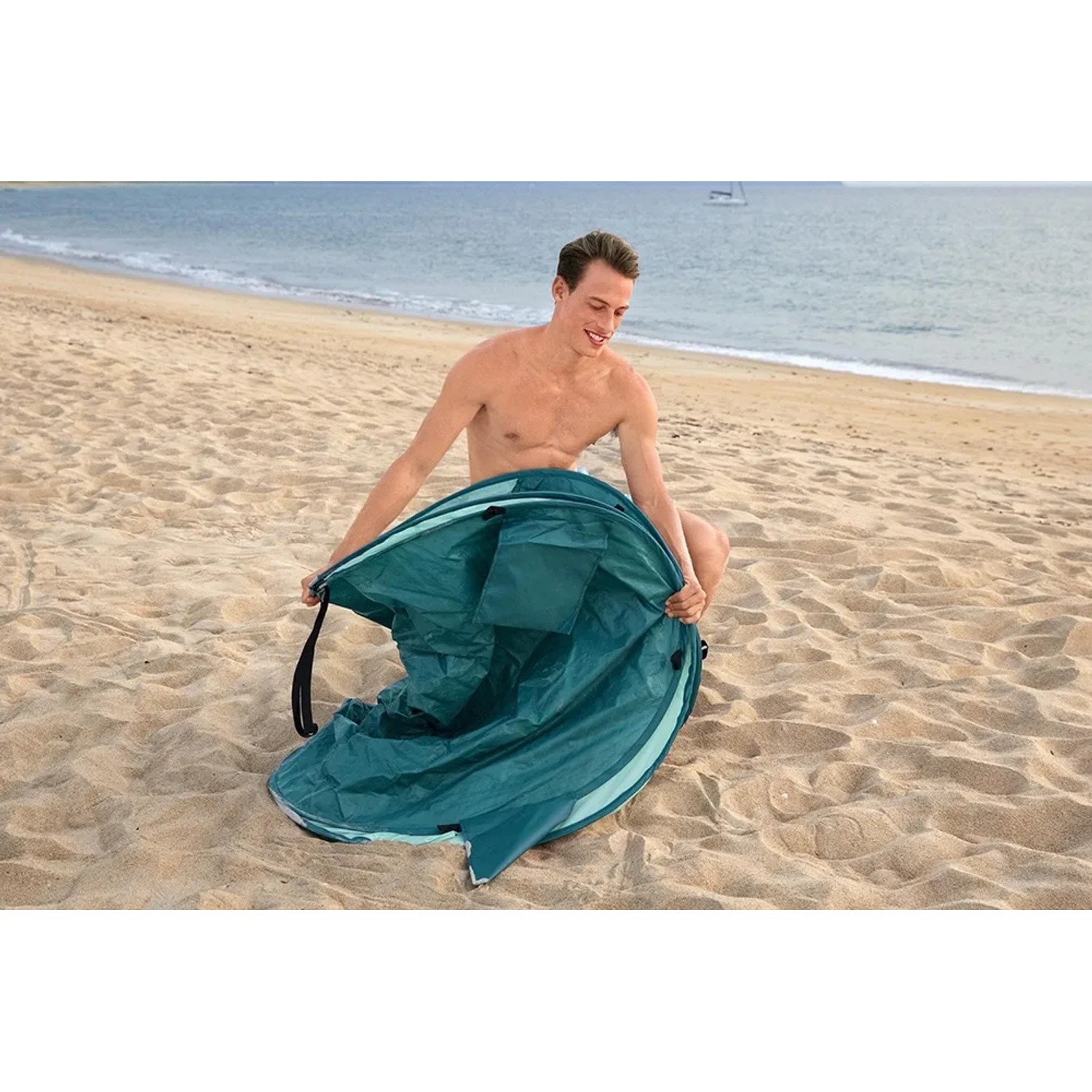 Pavillo Pop-Up Strandmuschel Beach Quick 2 Tent beim Aufbau am Strand.