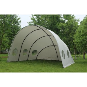 Lichtgrauer Pavillon Muschel (400x500x284 cm) mit Rundfenstern im Garten.