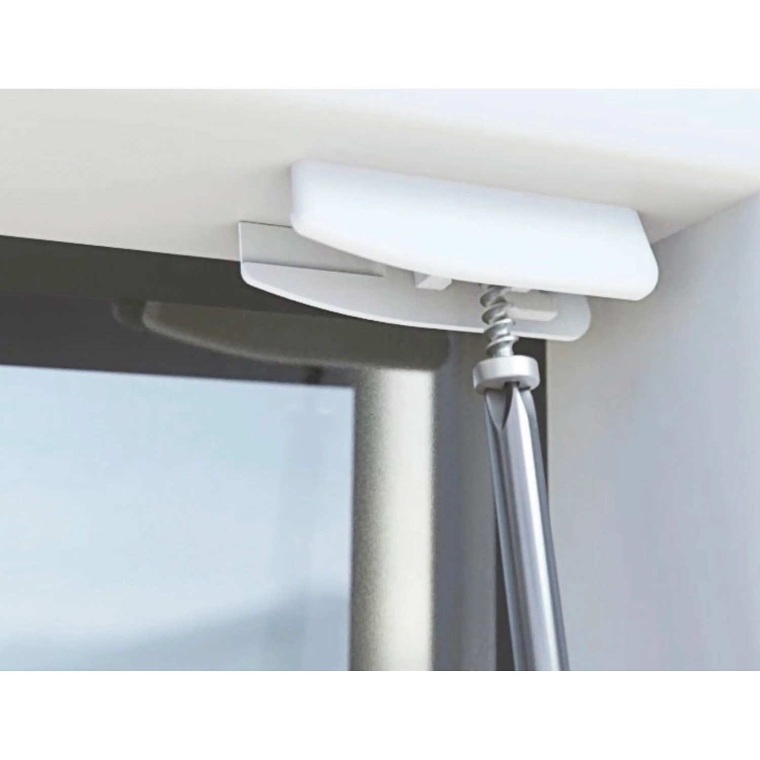 Detailaufnahme der Montage eines beigen Gardinia Plissee Concept Tageslicht am Fenster.