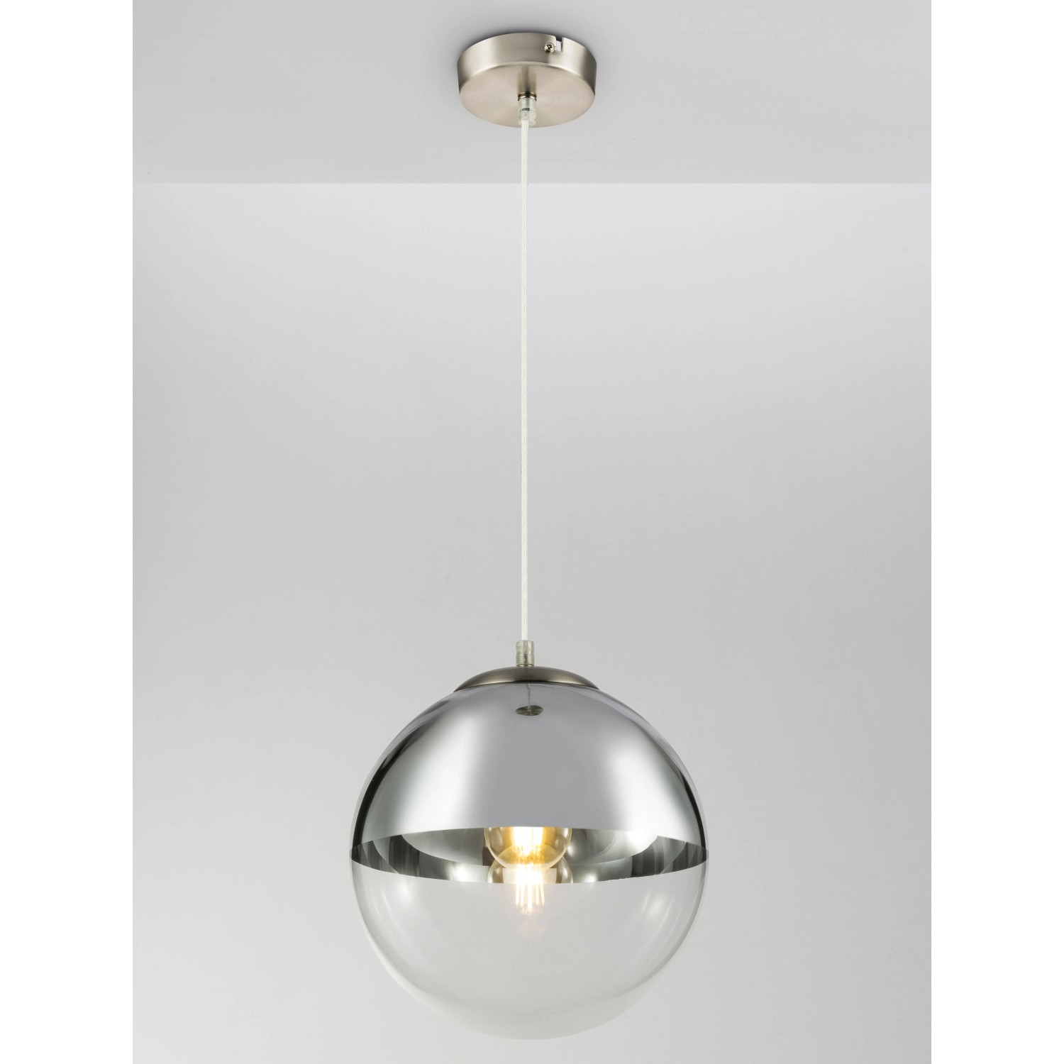 Moderne Globo Pendelleuchte Varus mit nickel-mattem Glasschirm.