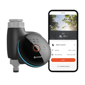 Gardena Smart Water Control Bewässerungscomputer mit App-Steuerung und Smartphone im Bild.