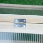 Detailaufnahme: Scharnier am Outsunny Gewächshaus aus Tannenholz und Kunststoff.
