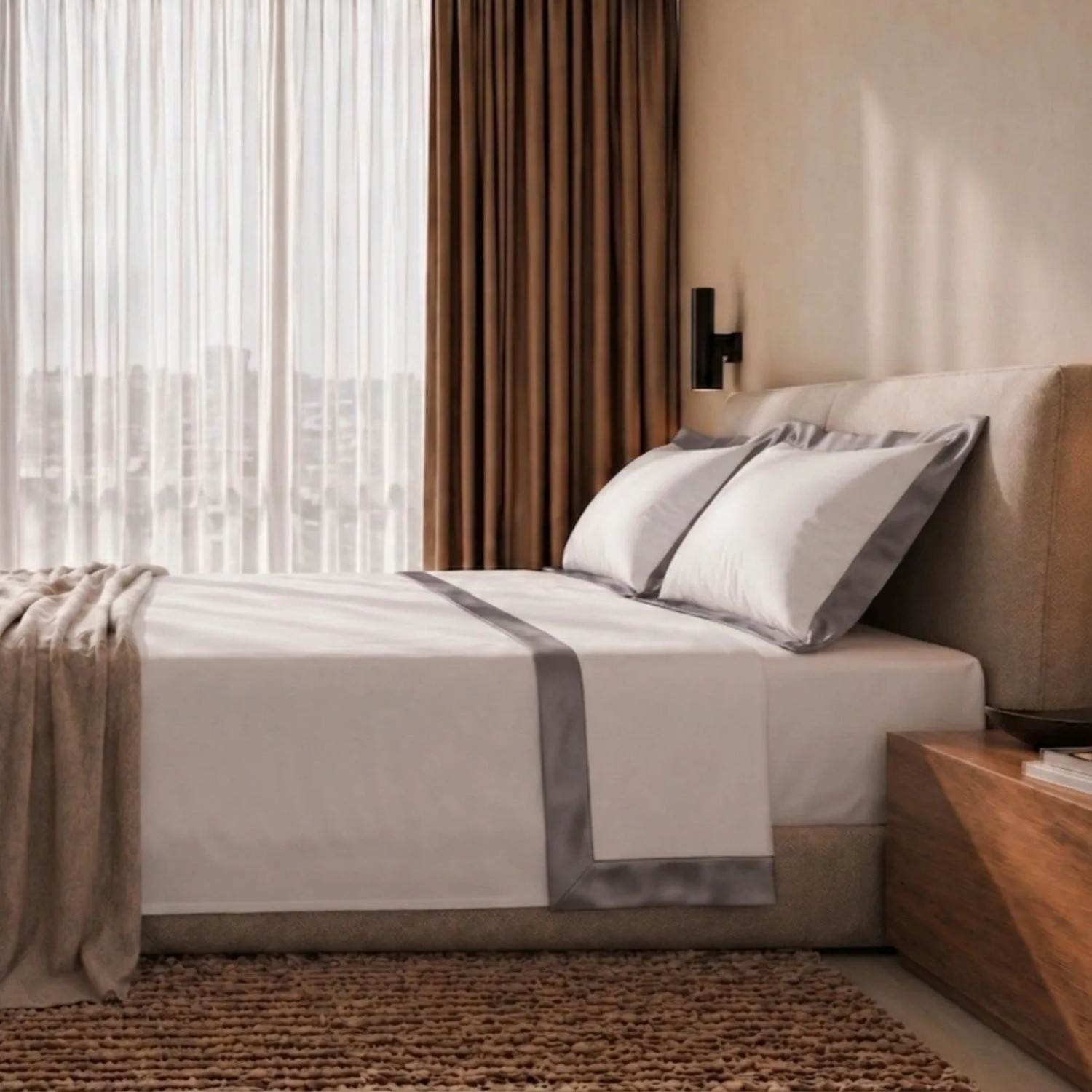 Elegantes weißes Baumwoll-Bettwäsche-Set für Einzelbett mit dunkelgrauer Satin-Bordüre und passenden Kissenbezügen.