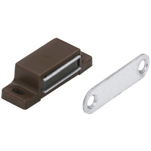 Brauner Magnetschnäpper aus Kunststoff mit Gegenplatte, geeignet für Möbelausstattung.