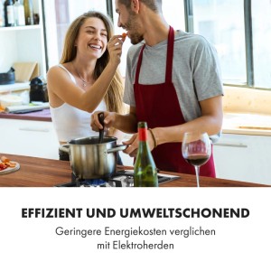 Paar kocht auf silbernem 2-flammigen Gaskochfeld aus Edelstahl. Frau füttert Mann. Effizientes Kochen in der Küche.