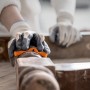 Bosch Expert Schleifschwamm für Holz und Farbe im Einsatz beim Schleifen von Holz.
