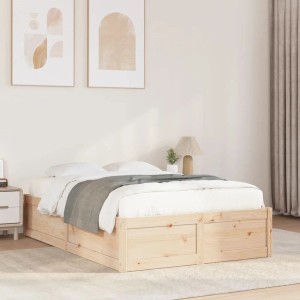 Modernes Massivholzbett aus unbehandeltem Kiefernholz, 135x190 cm, mit weißer Bettwäsche im Schlafzimmer.