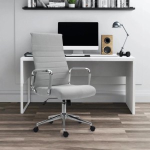 Hellgrauer Svita Office Comfort Bürostuhl mit hoher Rückenlehne, Stoffbezug, verchromtem Gestell und Rollen am Schreibtisch.