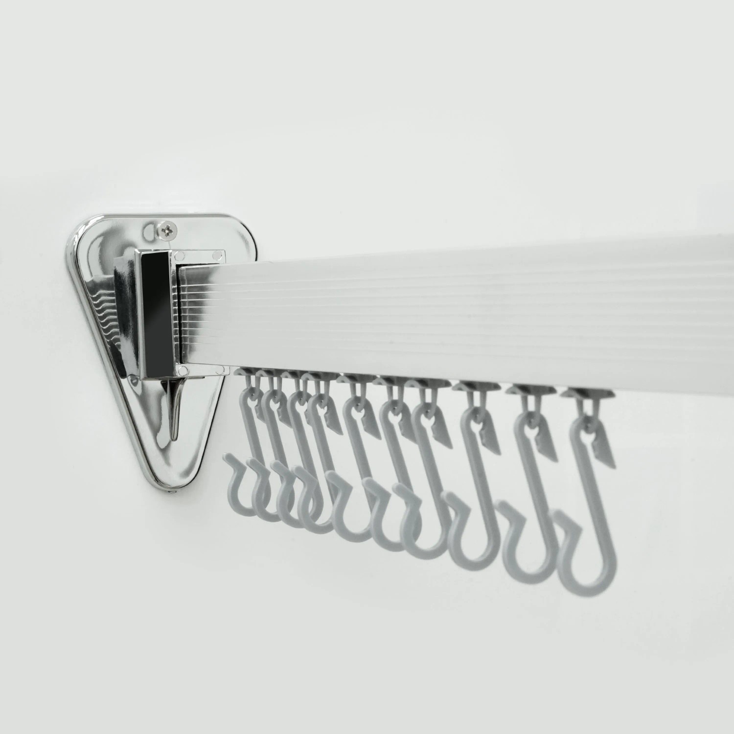 Flexible, formbare Duschvorhangstange (300 cm, Chrom) mit Wandhalterung und Vorhanghaken.
