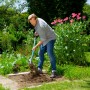 Mann gräbt mit Gardena Spaten ClassicLine im Garten um. Spaten mit D-Griff.