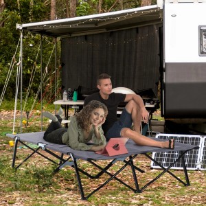 Outsunny Campingbett für zwei Personen, grau/schwarz, mit Oxfordstoff und Metallrahmen.