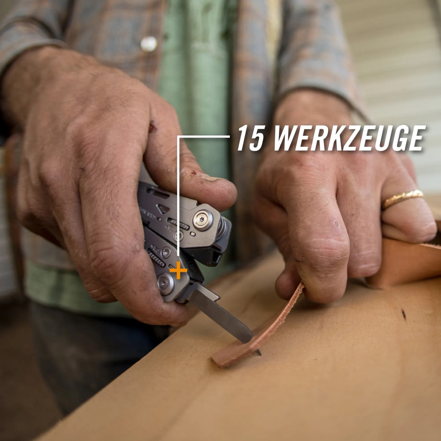 Gerber Multi-Tool Suspension Nxt mit 15 Werkzeugen im Einsatz beim Bearbeiten von Leder.