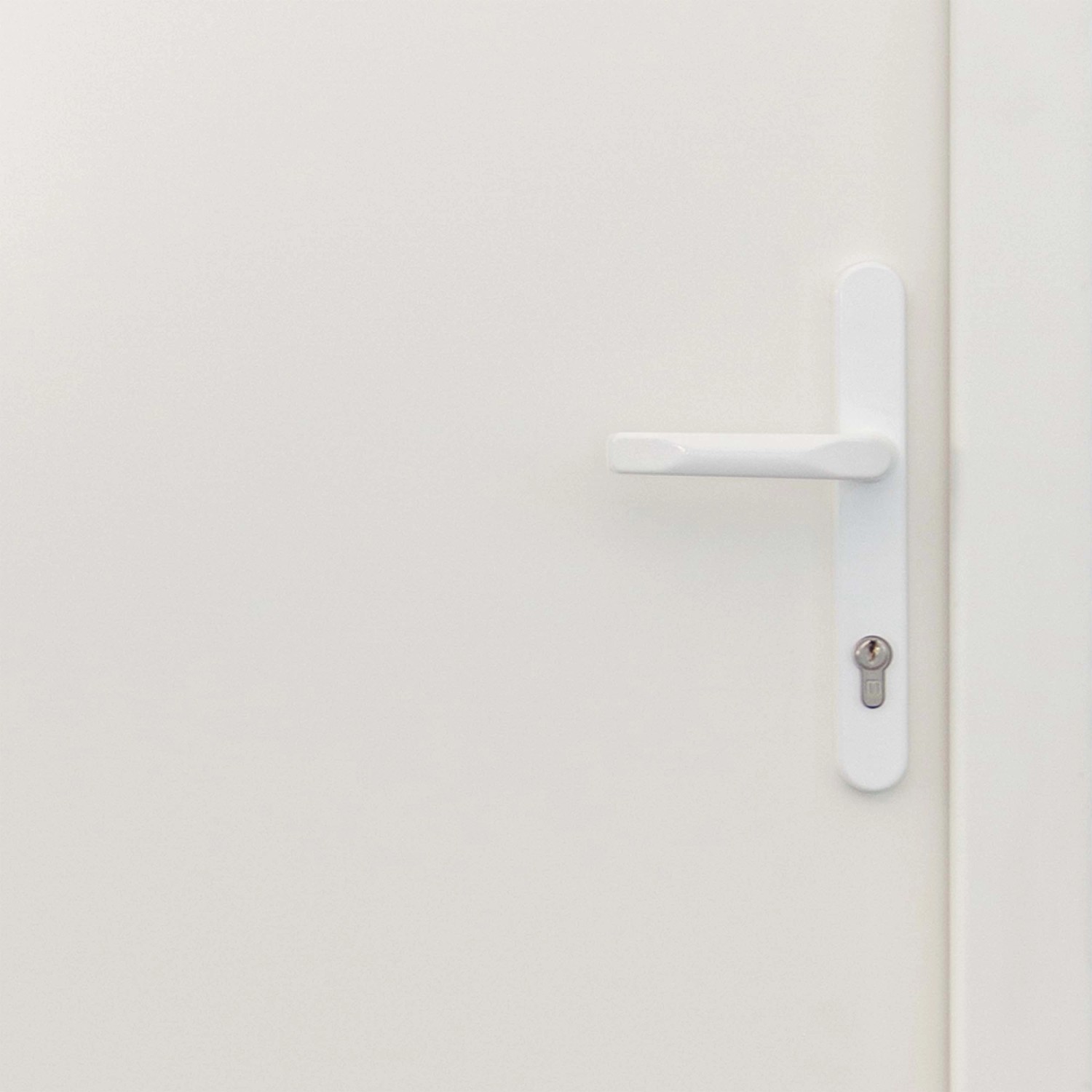 Detailansicht: Weiße Stahl-Nebeneingangstür NS1 mit Griff und Schloss.