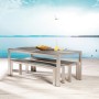 Gartenmöbel-Set Seattle in Silber-Anthrazit mit Tisch und zwei Bänken vor Seelandschaft.