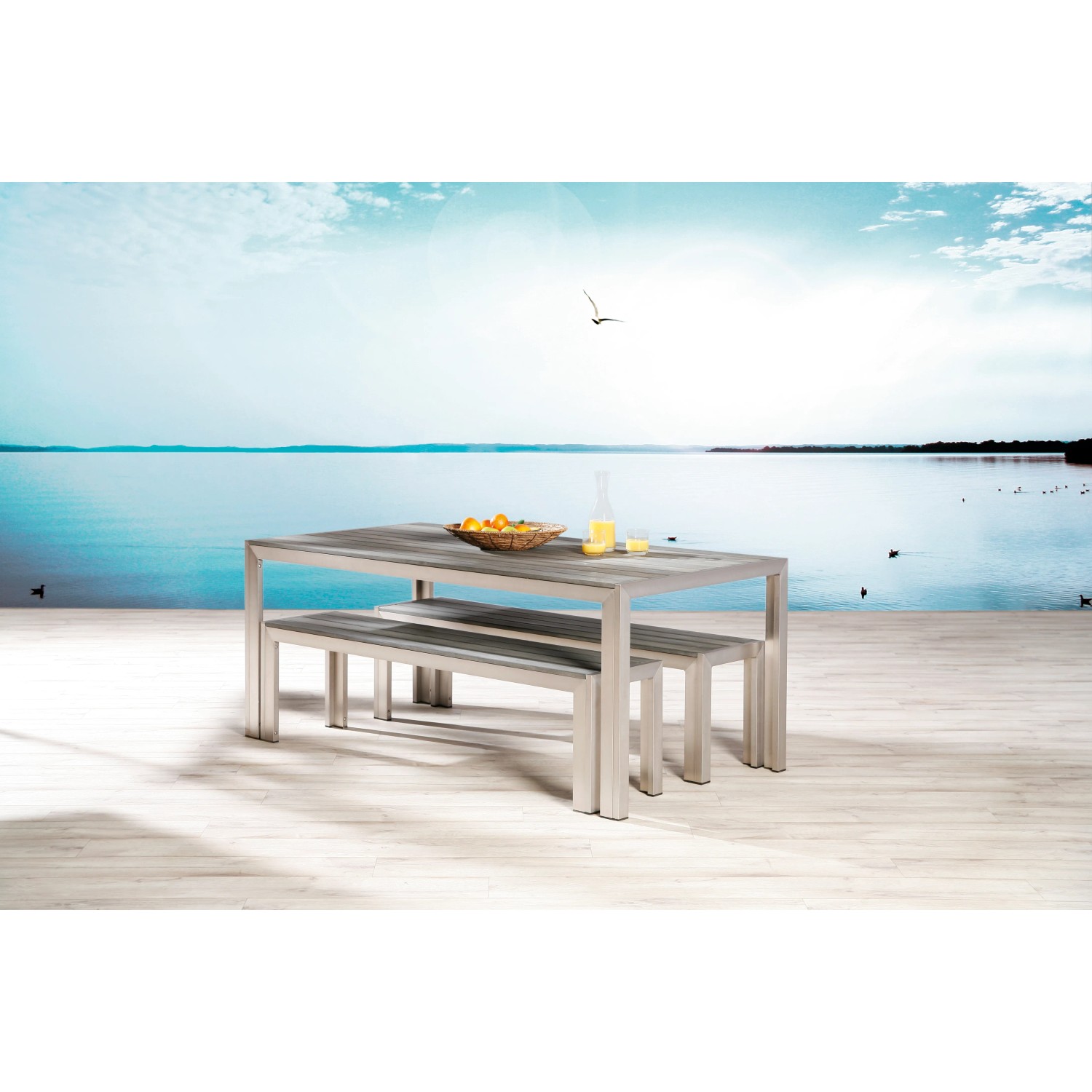 Gartenmöbel-Set Seattle in Silber-Anthrazit mit Tisch und zwei Bänken vor Seelandschaft.