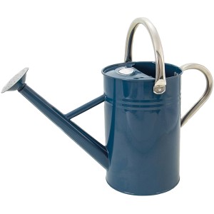 Blaue Kent & Stowe Gießkanne (4,5 l) aus verzinktem Stahl mit Brausekopf und klappbarem Griff.