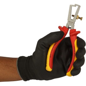 Stanley Fatmax Abisolierzange VDE 160 mm in Hand mit Arbeitshandschuh.