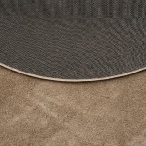 Detailansicht: Runder, taupefarbener Hochflor Teppich (Pergamon Melia) mit rutschfester Unterseite.