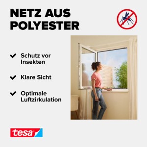 Frau am offenen Fenster mit tesa Insect Stop Klett Fliegengitter anthrazit. Schützt vor Insekten, klare Sicht.