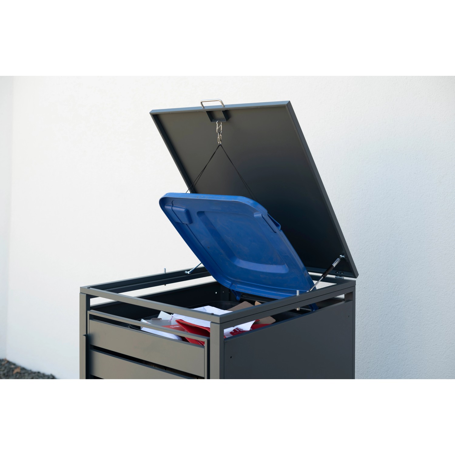 Westmann Mülltonnenbox Kubus, 1er, Anthrazit, mit geöffnetem Deckel und blauer Mülltonne.