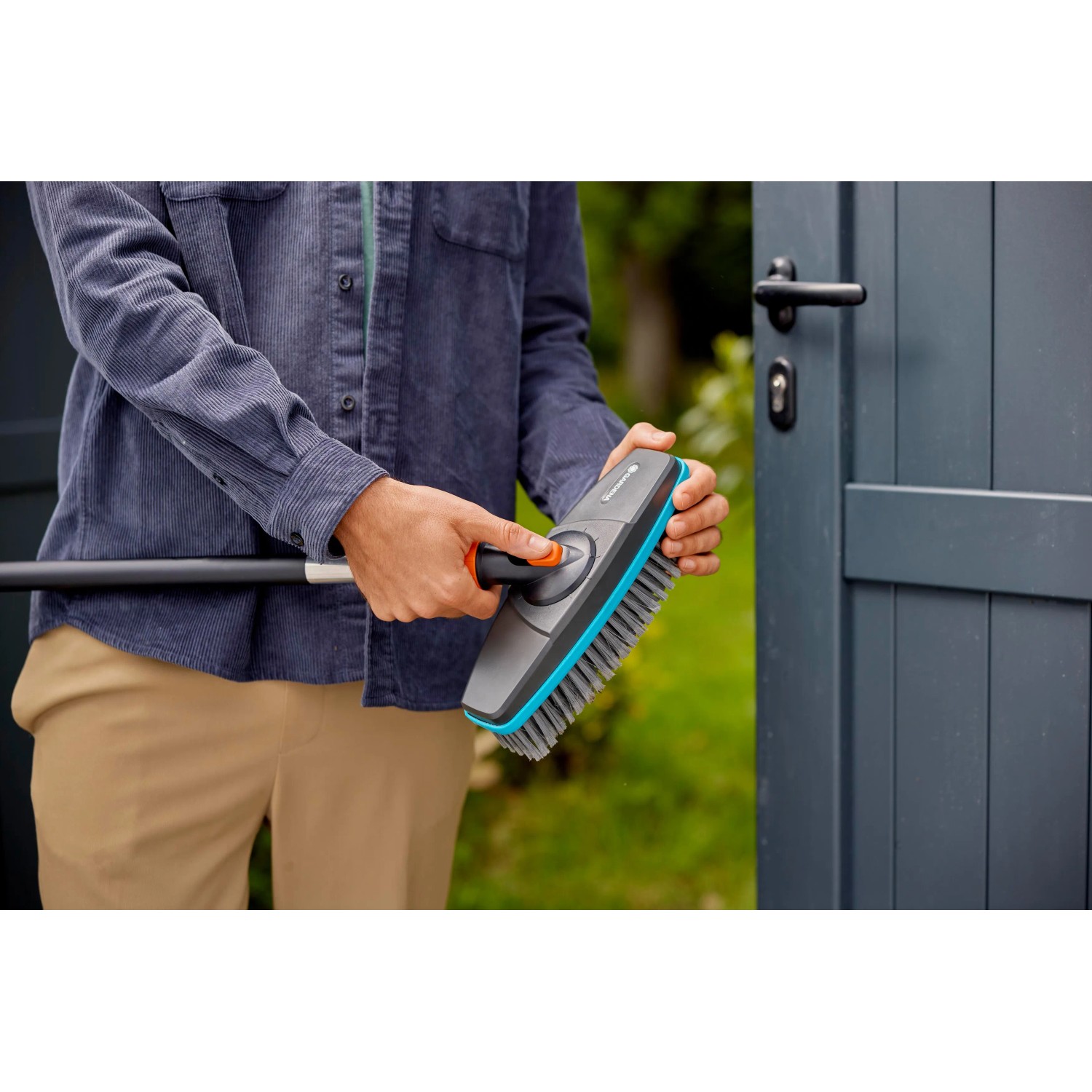 Gardena Cleansystem Stielbürste Soft in Anthrazit für schonende Reinigung empfindlicher Oberflächen.