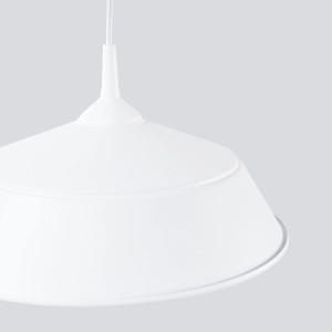 Weiße Sollux Lighting Pendelleuchte Frika mit kegelförmigem Lampenschirm.