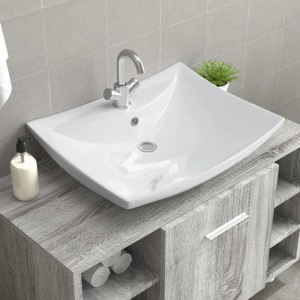 Weißes, glänzendes Keramik-Waschbecken, rechteckig mit Überlauf und Hahnloch, auf grauem Waschtischunterschrank.