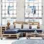 Schwarze Schwerlastrollen am Palettensofa und -tisch in modernem Wohnzimmer. 4er Set Lenkrollen mit Bremse für Möbel.