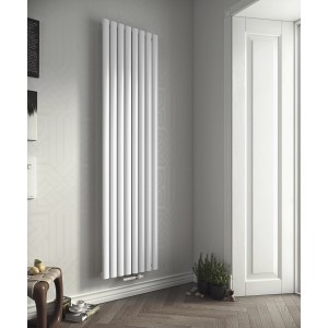 Weißer Ximax Raumheizkörper Fortuna mit vertikalen Paneelen (1800x468 mm) an Wand montiert.
