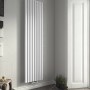 Weißer Ximax Raumheizkörper Fortuna mit vertikalen Paneelen (1800x468 mm) an Wand montiert.