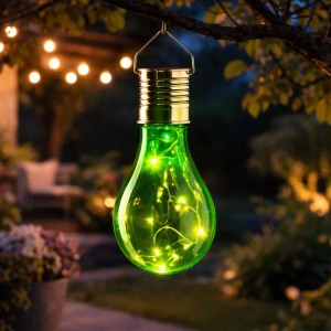 Grüne Marelida LED Solar Glühbirne mit warmweißen Lichterketten-LEDs hängt am Baum. Ideal für Garten, Balkon, Terrasse.