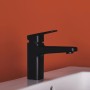 Ideal Standard Ceraplan Waschtischarmatur, Schwarz Matt, auf einem weißen Waschbecken.