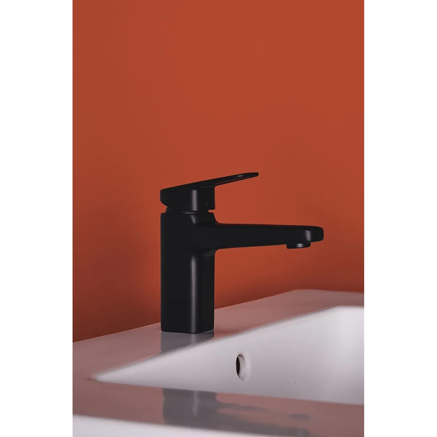 Ideal Standard Ceraplan Waschtischarmatur, Schwarz Matt, auf einem weißen Waschbecken.