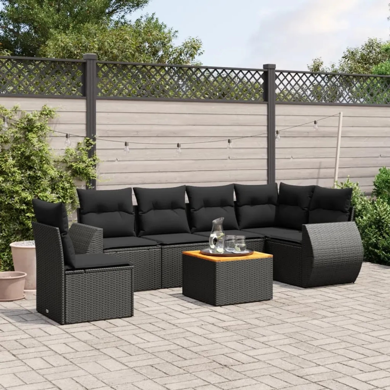 Schwarze 7-tlg. vidaXL Garten-Sofagarnitur aus Poly Rattan mit Kissen und Tisch.