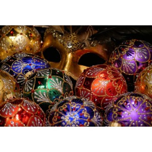 9 edle, bunte Krebs Glas Lauscha Weihnachtskugeln (8cm) mit Glanz und Strass, dazu eine goldene Maske.