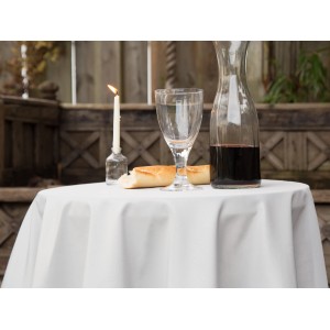 Elegante, runde, silbergraue Floracord Tischdecke (160 cm) auf gedecktem Tisch.