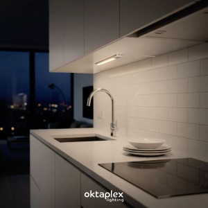 Oktaplex Riva LED Unterbauleuchte 40cm aus Aluminium, dimmbar mit Sensor, warmweißes Licht über Küchenarbeitsplatte.