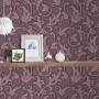 Violett-lila Vliestapete mit floralem Ornamentmuster für Wohn- und Esszimmer. Barock Textiltapete.
