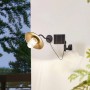 Schwarze Lindby LED Solarleuchte Virane für den Außenbereich, spritzwassergeschützt und modern.