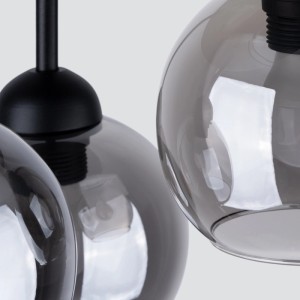Schwarzer Sollux Lighting Kronleuchter ALino 3 mit runden, getönten Glasschirmen.