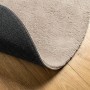 Sandfarbener Kurzflor-Teppich HUARTE mit weicher Oberfläche und schwarzer rutschfester Unterseite auf Holzfußboden.