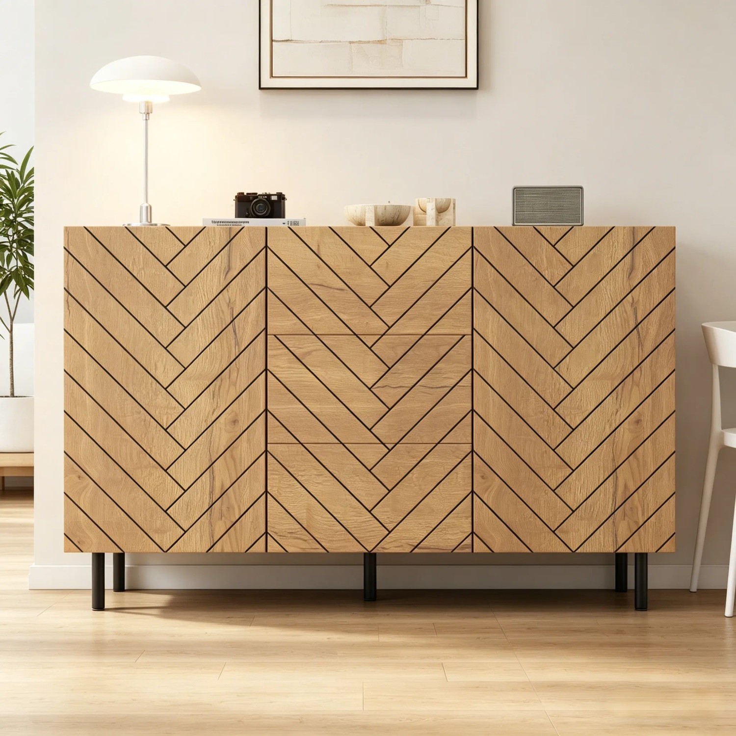 Modernes Sideboard Holzoptik, Fischgrätmuster, 3 Schubladen, 2 Türen, schwarze Beine für Wohnzimmer.