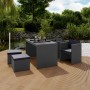 Graues 5-teiliges Balkonmöbel-Set Hazelton aus Polyrattan mit Tisch, Sesseln und Hockern.