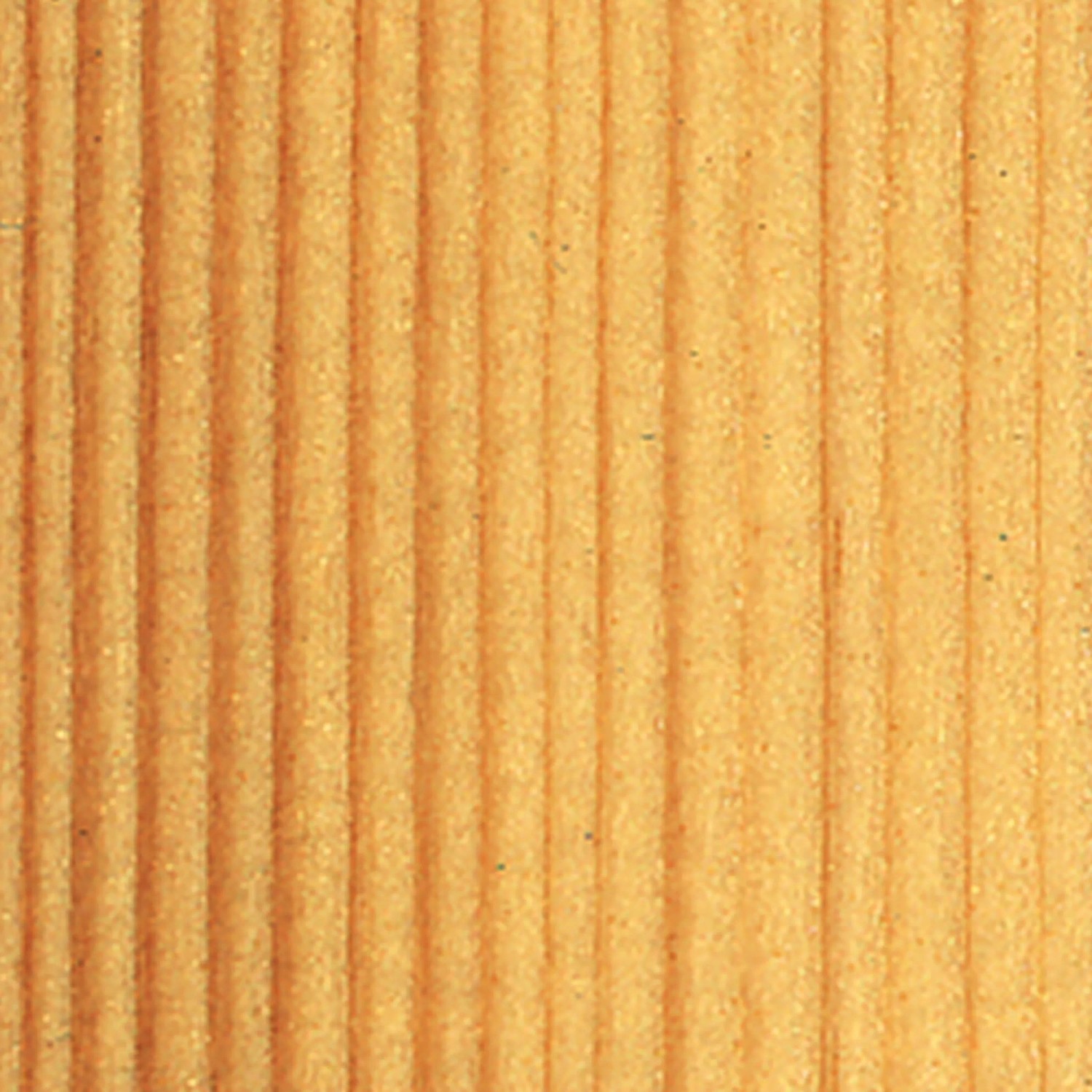 Detailaufnahme einer transparenten Holzlasur auf Nadelholz, die die natürliche Maserung hervorhebt.